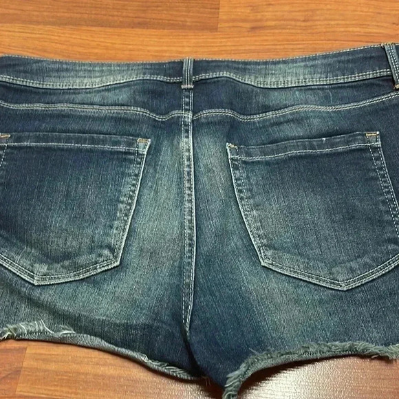 Forever 21 short distressed Jean shorts, size 31 - Picture 4 of 5